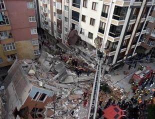 Emptied building collapses in Istanbul’s Bahçelievler district