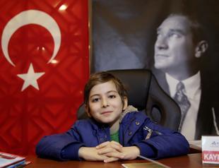 10-year-old bookworm draws attention with philosophy knowledge