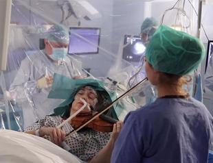 Violinist plays during brain op as surgeons test her dexterity