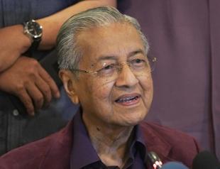 Turmoil in Malaysia as PM Mahathir submits resignation