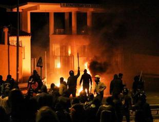 Police officers hurt in clashes over migrant camps in Greece