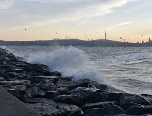 Strong winds hit Istanbul, disrupt daily life