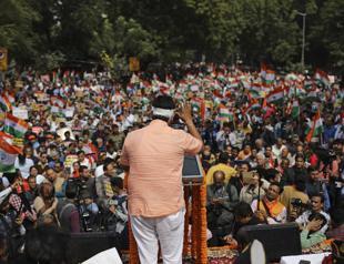 Indian police detain hundreds after Hindu-Muslim clashes in New Delhi