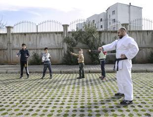Syrian man teaches karate to kids in Reyhanlı