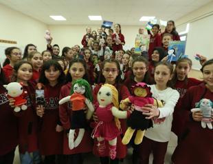 Students turn old fabrics into canvas bags