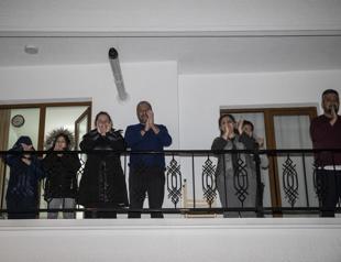 Turkey bursts into applause to show gratitude to health workers fighting COVID-19