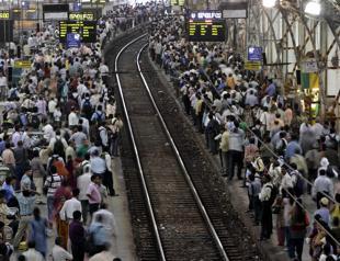 Indias 1.3 billion locked down as US reaches virus aid deal