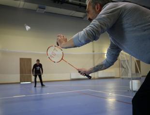 Prison guard teaches badminton to inmates