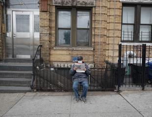 Latest on the coronavirus: Experts say virus could kill up to 240,000 Americans