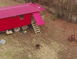 Turkish man self-isolates in truck amid pandemic