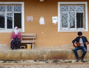 Musician gives street concerts for elderly in Turkey’s east