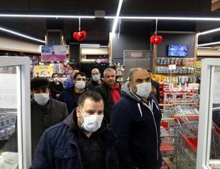 People flock to stores, bakeries before lockdown