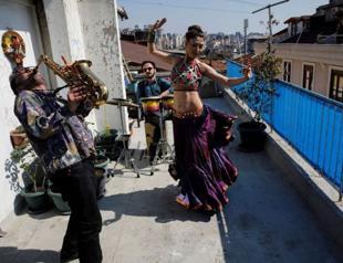 Music, dance performance pleases neighbors amid lockdown