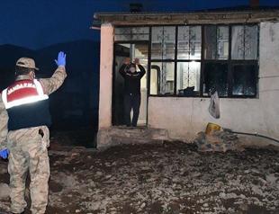 Turkish soldiers, Red Crescent help elderly