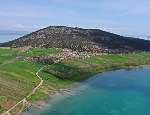 Locals live isolated amid virus on Turkey’s lake island