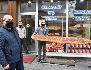 Two-meter-long Ramadan pita sold by auction