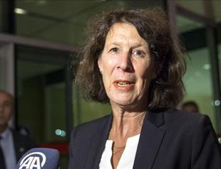 Dutch ambassador gives flowers to Turkish health staff