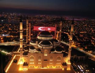 Mosque lights tell faithful to stay home