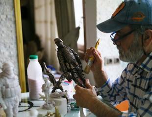 Local man makes sculptures of Turkish soldiers in isolation