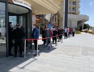 People flock to barbershops, malls in first phase of Turkey’s normalization plan