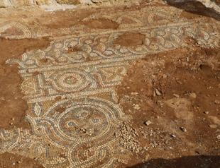 Centuries-old gold engravings found in mosque