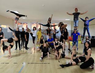 Dancers stranded in Antalya stay fit with practice