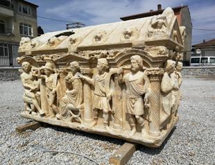 Historians examining ancient sarcophagus find depictions of Trojan War