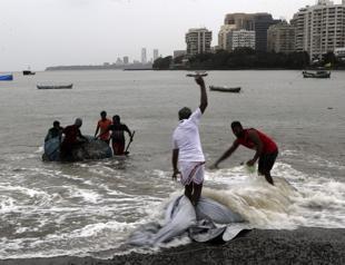 Severe cyclone approaches Indias financial capital Mumbai