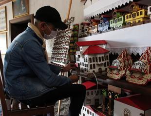Young man makes miniatures of Ankara’s historical houses