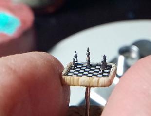 Micro-sculptor creates thumbtack size chess set