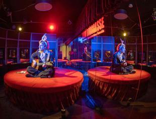 Singers take over Vienna peep show