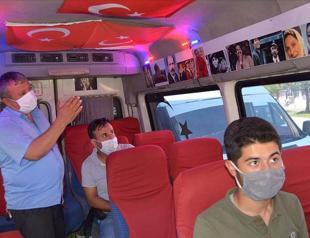 Minibus laden with Yeşilçam photos, soundtracks draws passengers’ interest