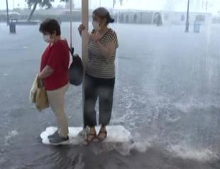Heavy summer rain hits Istanbul, disrupts transportation