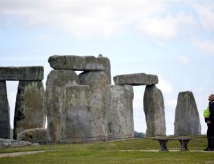 Coronavirus dampens Stonehenge solstice