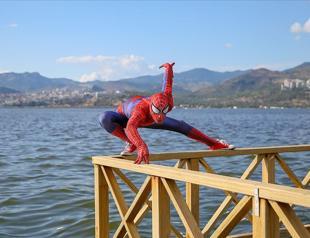 Turkish Spider-Man draws attention in İzmir