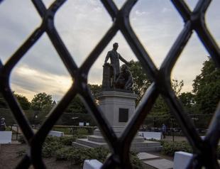 Trump signs order ’protecting’ monuments as crowds topple statues