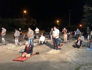 Congregation performs prayers in front of coffeehouse to protest imam