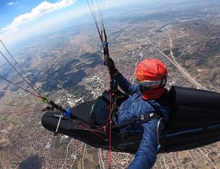 Turkish athlete sets new paragliding record