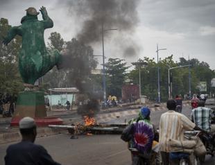 Mali president tries to calm unrest with court dissolution
