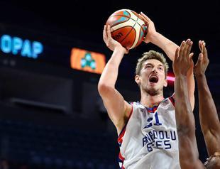 Anadolu Efes renews contract with German center Pleiss
