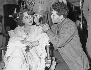 Golden Age Hollywood star Olivia de Havilland dies at 104