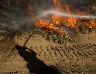 Firefighters struggle to contain blaze in southern California