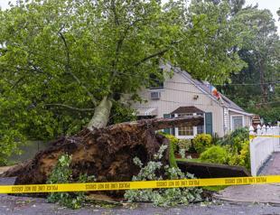 Storm Isaias pounds US East Coast, one killed in New York