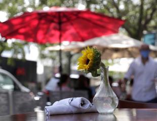 US death toll soars as global virus cases top 19 mln