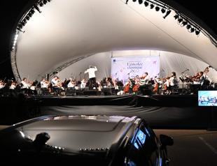 Beethovens 5th plays at Montreal airport drive-in