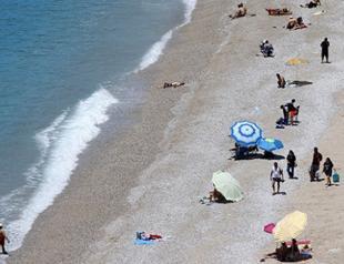 Russian tourists return to sunny Turkish beaches