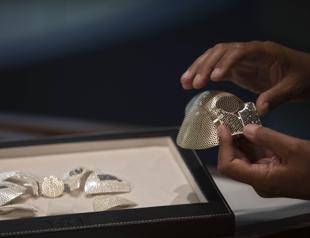 Israeli jeweler makes $1.5 mln gold coronavirus mask