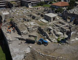 Ancient bathhouse, gymnasium unearthed in İzmir
