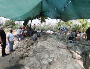 Archaeologists reach inner walls in site of ancient Greek poet’s tomb in Turkey’s south