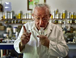 Moonstruck aroma sculptor builds scent from space